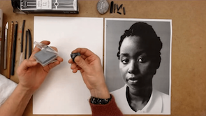 Extrait du cours d’Agnès Decourchelle, Portrait au fusain, approche en clair-obscur : gomme mie de pain neuve (à gauche) et gomme mie de pain déjà utilisée et malaxée (à droite).