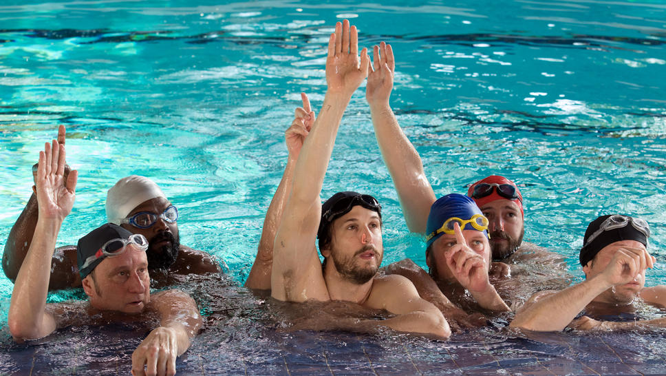 Nageurs qui lèvent la main