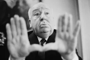 Alfres Hitchcock faisant le geste du cadrage avec ses mains