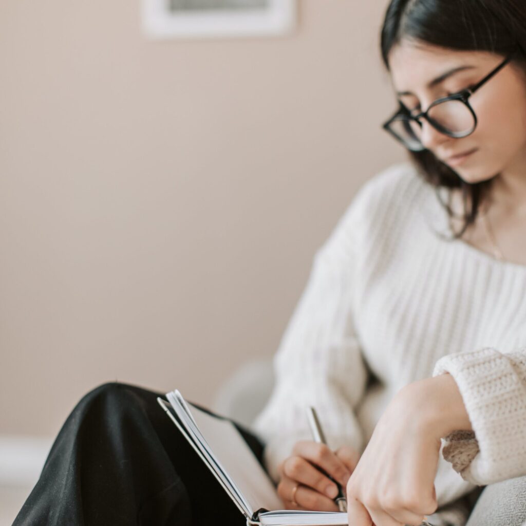 Femme en train d'écrire