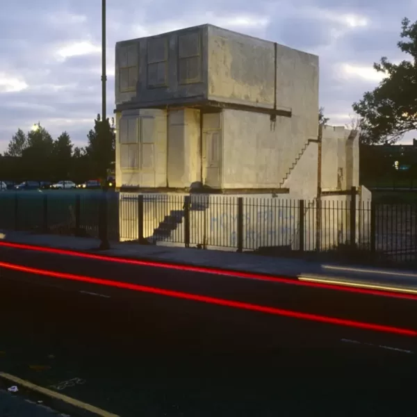 Rachel Whiteread, House, East London, 1993. Photo by Richard Baker : In Pictures via Getty Images. Bâtiment moulé à Londres par Rachel Whiteread pour rendre visible le vide
