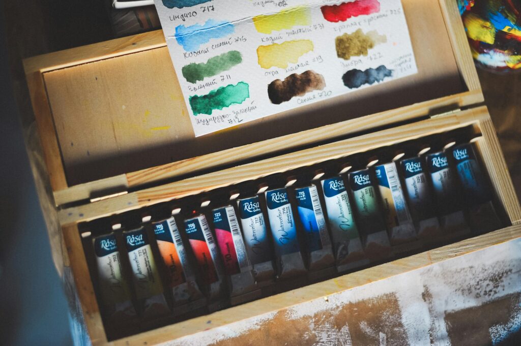 Tubes de peinture colorées